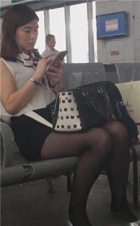 候车室偶遇超美丰满身材黑丝高跟鞋御姐范美女姐姐。