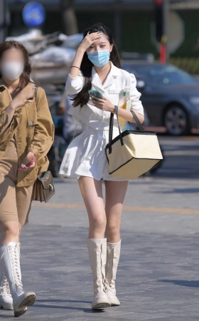 白色皮靴美女 [14P]