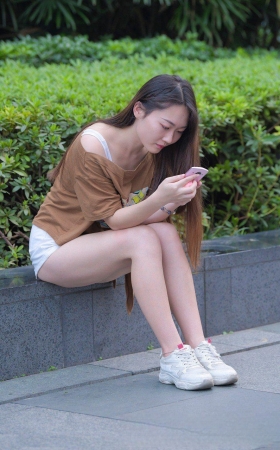 热裤坐姿的大白腿美女3A446[425M]