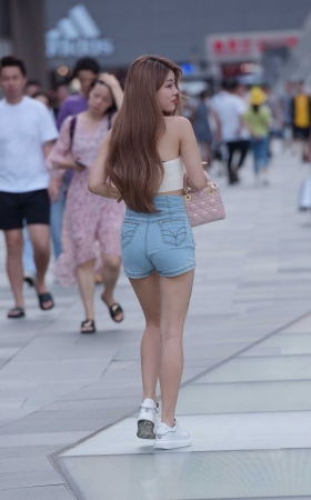热裤小姐姐 [15P]