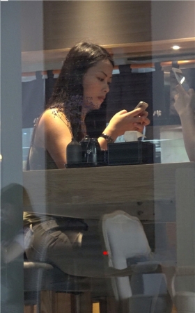 紧身牛仔裤美女