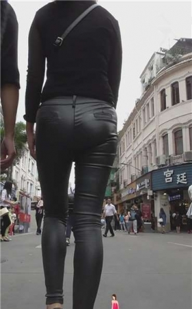 街拍性感丰臀SF跟闺蜜边走边聊。 [485 MB]