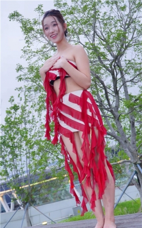 性感的抹胸白皙美女