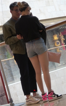 丰腴热裤小姐姐