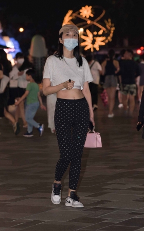 烫钻黑色紧身裤美女 [12P]