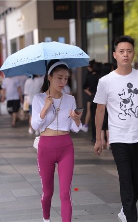 遮阳伞下的瑜伽裤美女(54P)
