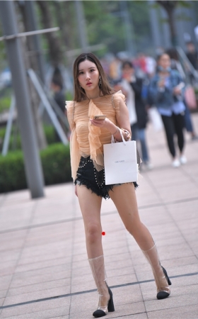漂亮的气质美女(44P)