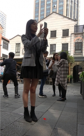黑色百褶裙美女