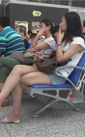 候车室休息的小妹