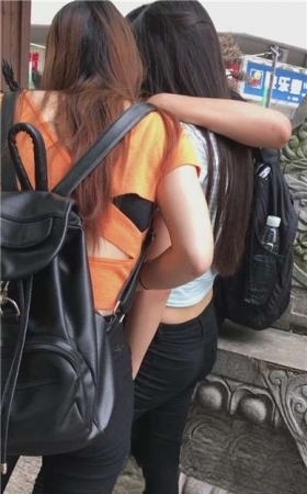 跟闺蜜聊得很嗨的翘臀黑紧MM  [1.91 GB]