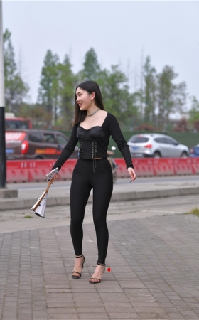 圆润美臀黑紧裤(82P)