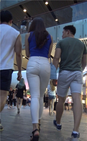 漂亮的紧身白裤蜜桃美女
