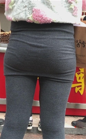 买坚果的的紧身妹子