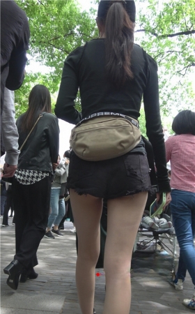 漂亮的黑色热裤小姐姐