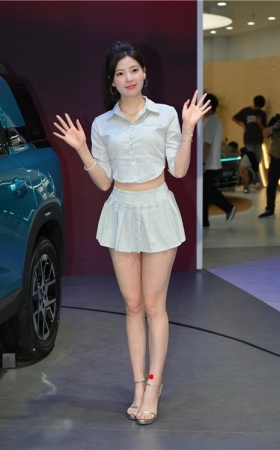 长腿短裙女车模(148P)