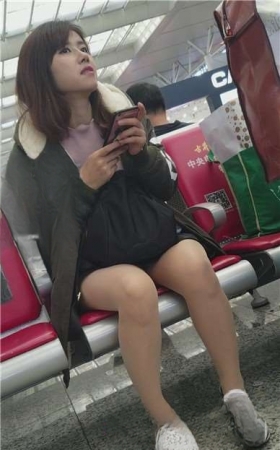 4k-高铁站候车室拍摄文静甜美小清新美腿女神姐姐。