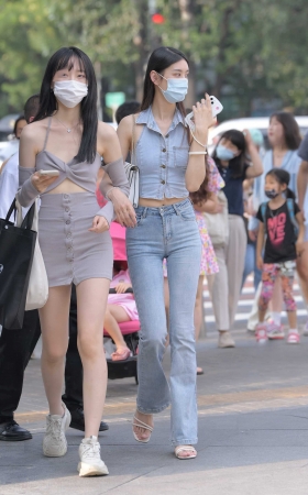 高挑紧身牛仔裤美女 [21P]
