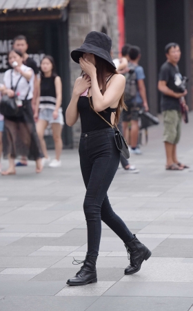露背的牛子美女 [18P]