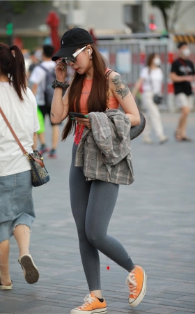 高腰灰紧裤美女(35P)