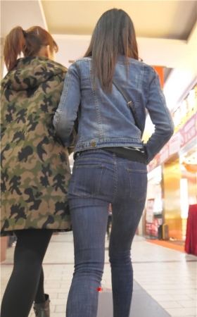 牛仔套装小妹