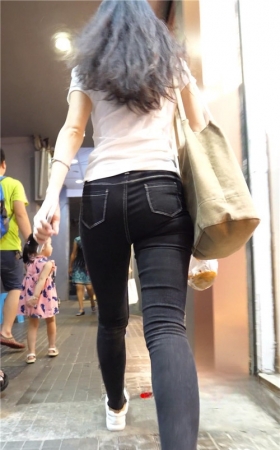 黑色牛仔裤女孩