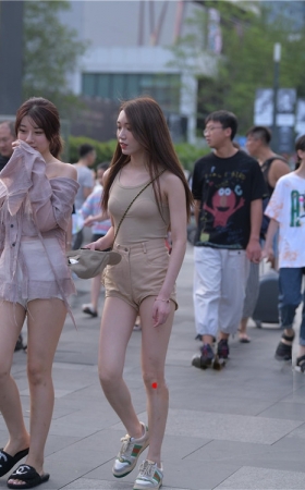 漂亮的小姐姐(28P)
