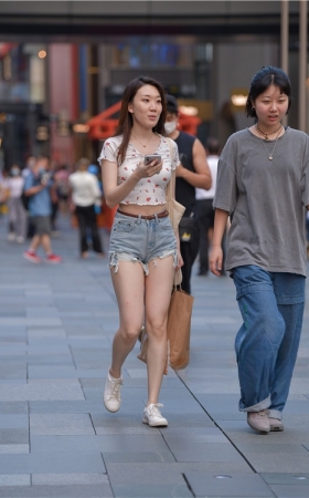 牛仔热裤白嫩的小姐姐(87P)