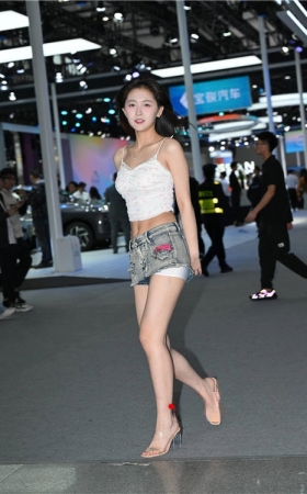 牛仔热裤露腰小美女(61P)