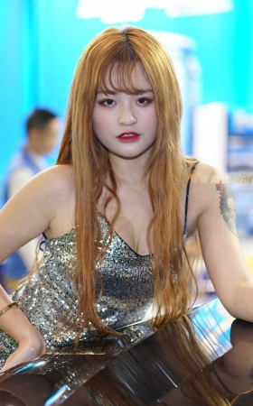 超短裙纹身妹子站车 [15P]