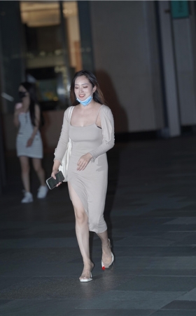 黑丝热裤美眉