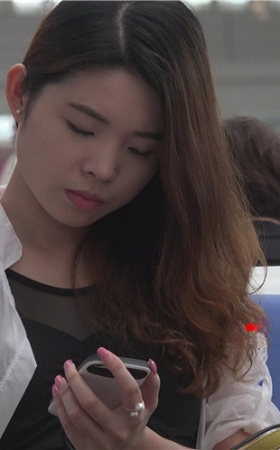 候车室美足女孩