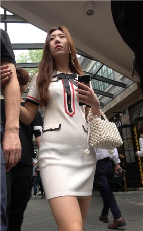 白色连体裙美女