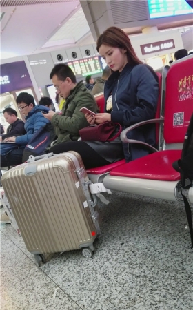 候车室苗条的小姐姐