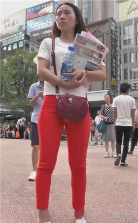 街拍红裤美臀性感美女街头做调查 [676 MB]