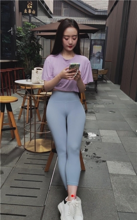 蓝色瑜伽裤小姐姐