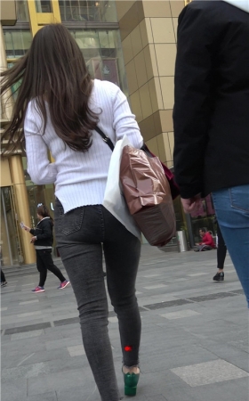 黑色牛仔裤美女