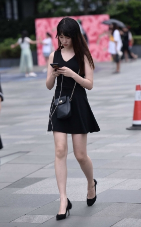 玩手机的小姐姐 [10P]
