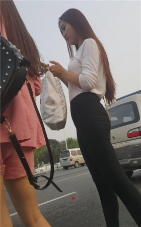 长发黑裤美女