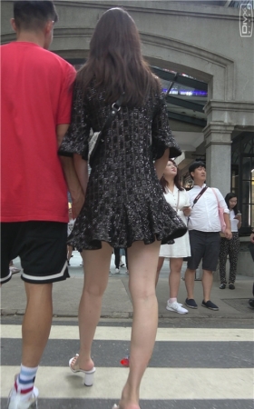 漂亮的长腿连体裙美女