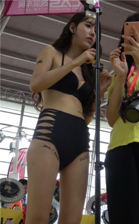 性感的长腿比基尼车模小姐姐