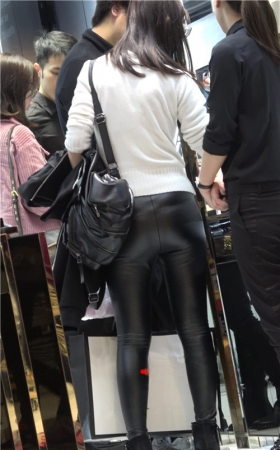 白衣黑皮裤妹子