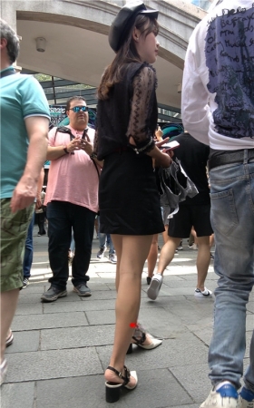 漂亮的黑色短裙小姐姐