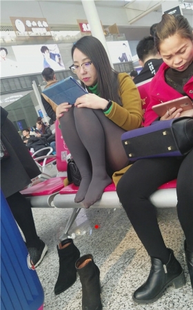 追剧的灰丝妹子