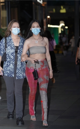 性感的丰腴长发妹子【套图+视频】