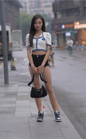 黑色热裤美女【套图+视频】