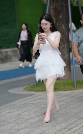 白裙眼镜美女(98P)