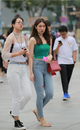 （套图）漂亮的丰腴牛仔吊带美女(41P)