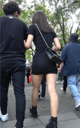 漂亮的黑色连体包臀裙美女