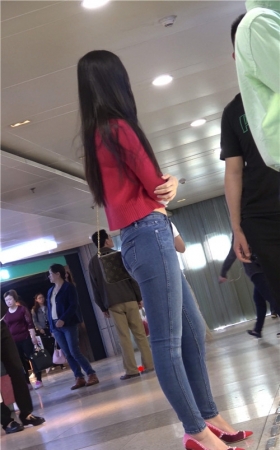 红衣牛仔裤美女