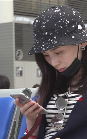 漂亮的红鞋美女